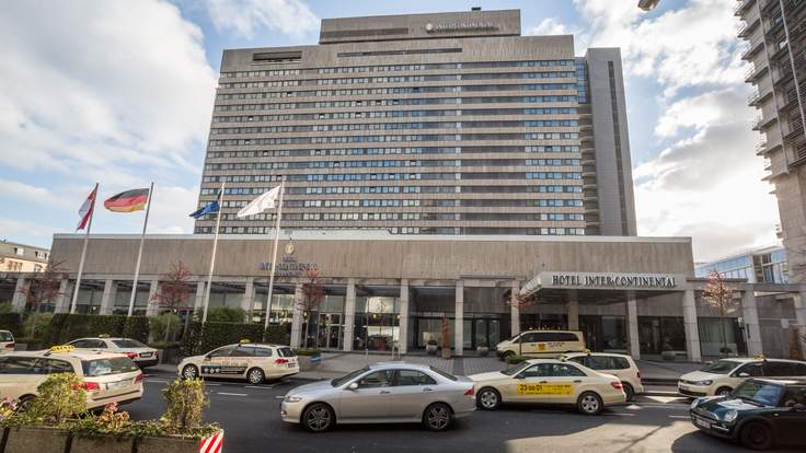 SkyNews's tweet photo. Five South Koreans arrested after woman died in two-hour suspected exorcism German hotel https://t.co/xtSgNCEE4j https://t.co/iEAqMVeceX