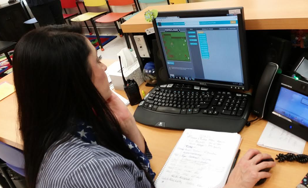 merrillredfern's tweet photo. #HourOfCode @PatyWeeks is ALSO coding in Minecraft like a boss! #everyonelikesminecraft @MissMayVernon #rlchat https://t.co/KJMokcD9pf