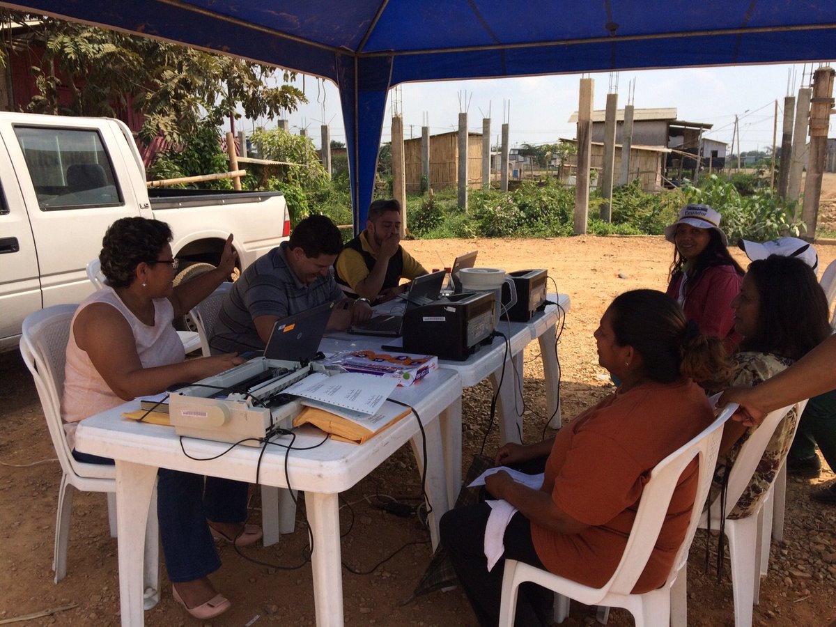 crcrenovac3's tweet photo. .@Santiago_Salaz en coordinacion con CNE realizando #CambioDeDomicilio en la Coop. #JulioColl https://t.co/kwnqY3Vq36
