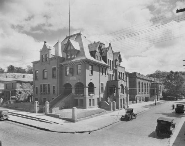 CLEHistory's tweet photo. Alta House at E. 125th and Mayfield Road, built to help Italian immigrants settling in Cleveland.  Oct.1928. https://t.co/dbxUItcSoy