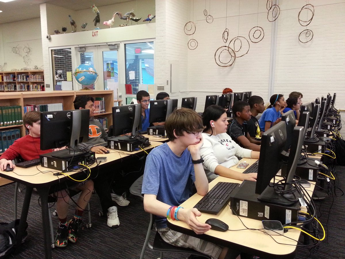 rlbourgeois68's tweet photo. Last class of the day and still coding. That makes 5 hours by my kids! #dsaGAD #HourOfCode #dsalmc #dsaHourOfCode https://t.co/F5rlKCQzVD