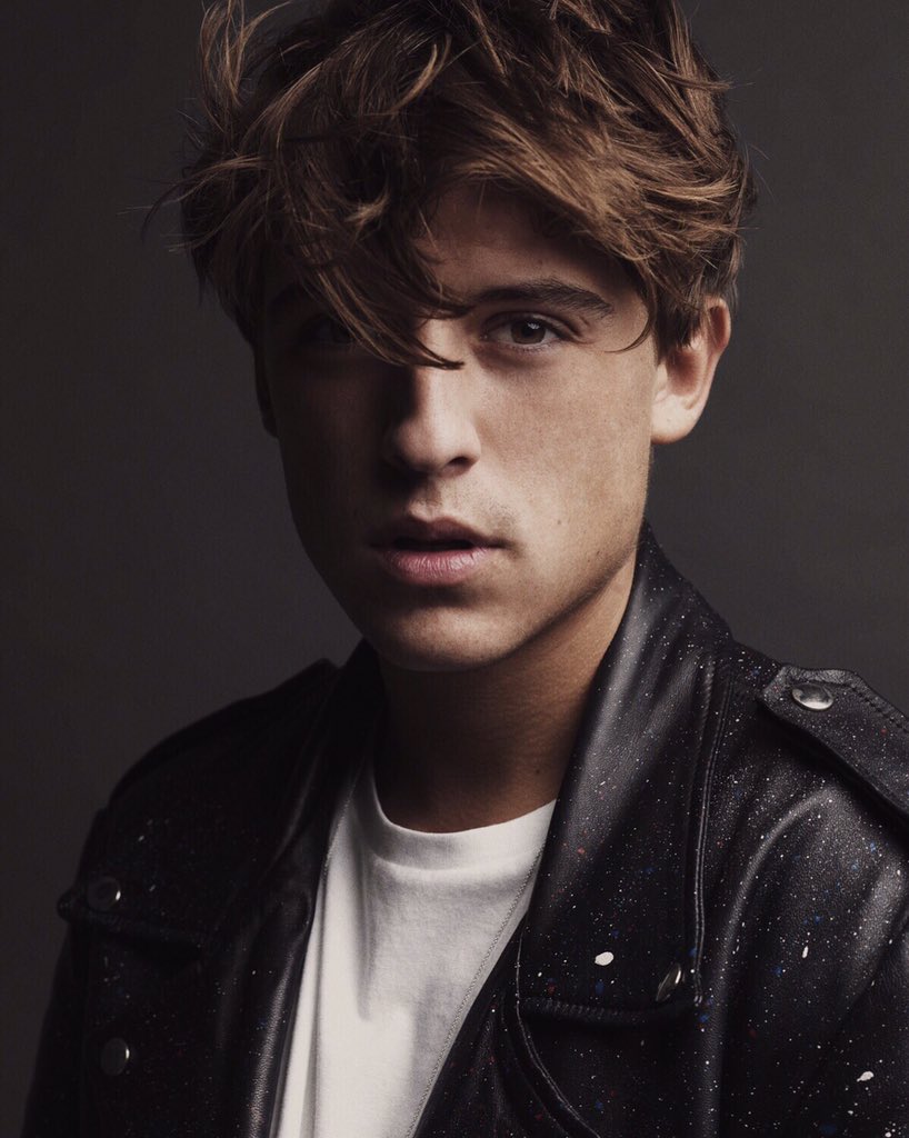 GiovanniLaisina's tweet photo. Wat een heerlijke foto shoot was dit @LilKleine 💥💥💥 https://t.co/o0BnBcMzRb