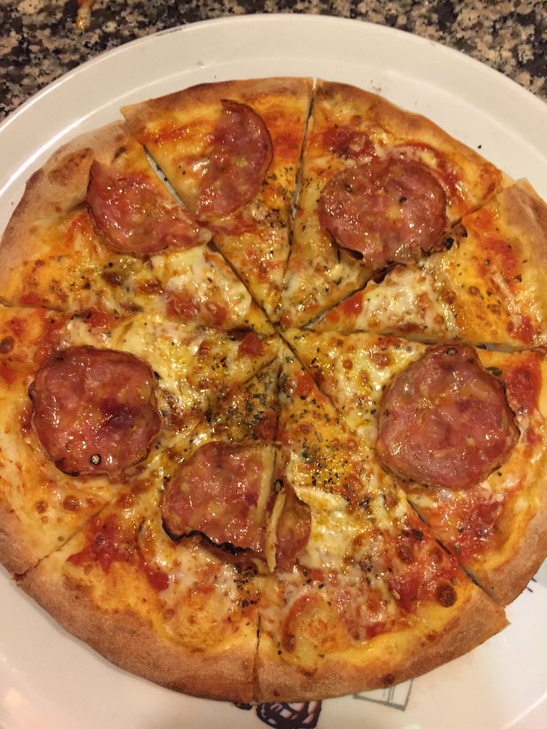 Fuckin lovely #pizza #salamenapoli #LaRusticana 🇮🇹🍕