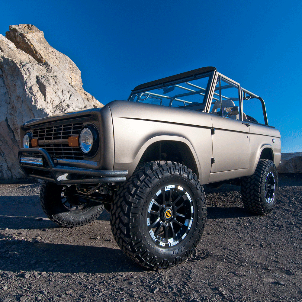 Scosche's tweet photo. Do you have one of these on your Christmas List?
#74Bronco #FordBronco #ThrowbackThursday #TBT #DrivenbySound #EFX https://t.co/k3L7mNbfTU
