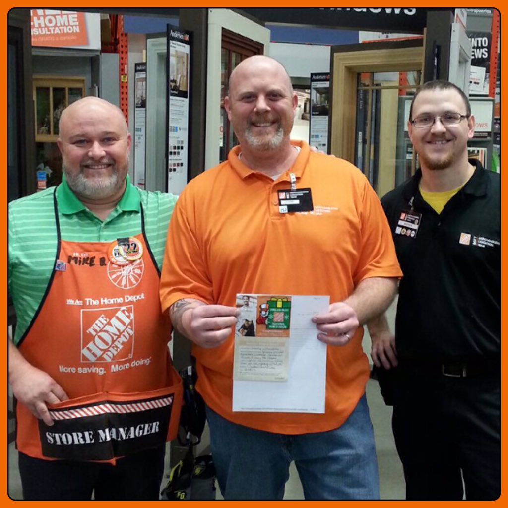 AndrewHDMET's tweet photo. SM Mike recognizing Jeremy with his 1st Homer for strong Black Friday support! @D123MET @MikeSMatias @hayes_hilton https://t.co/NF6FICO6HV