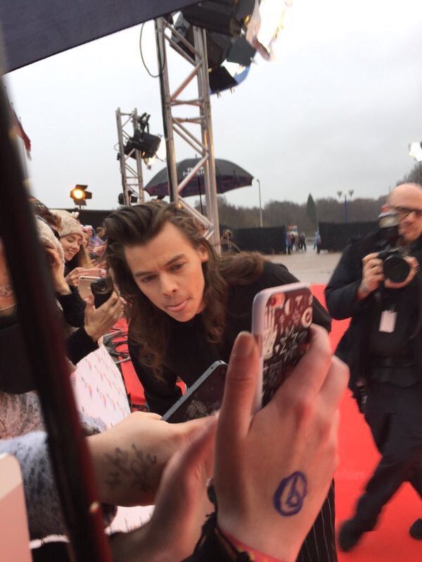 1DArmyMNL's tweet photo. Harry meeting fans on the red carpet at BBC Music Awards! (12/10/15) https://t.co/YQyfygx9rB