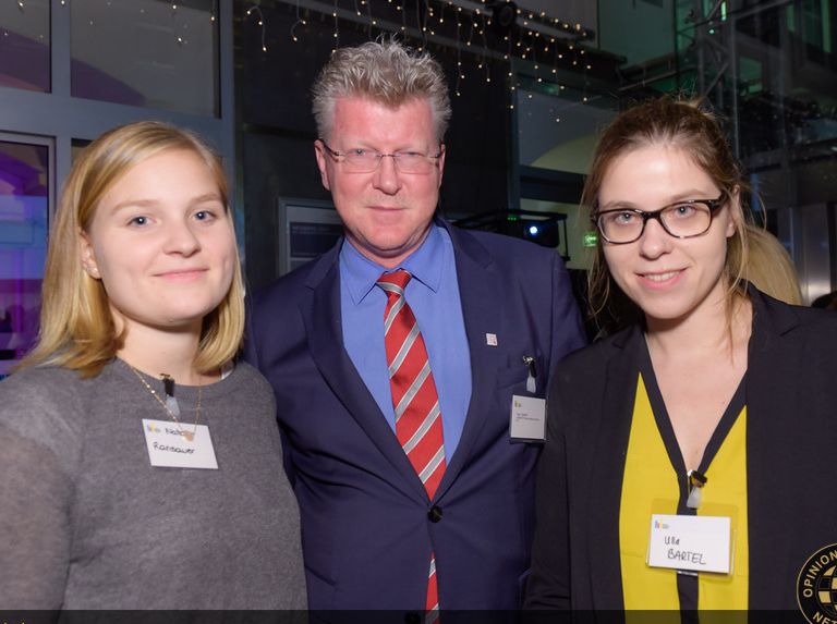 aigner_pr's tweet photo. Digital Business Trends-Awards - Ulla, Natalie u. Peter mit Peter Morawetz, HG des MedienManagers #DBT #APAIT #sdone https://t.co/QowBGlIlLO