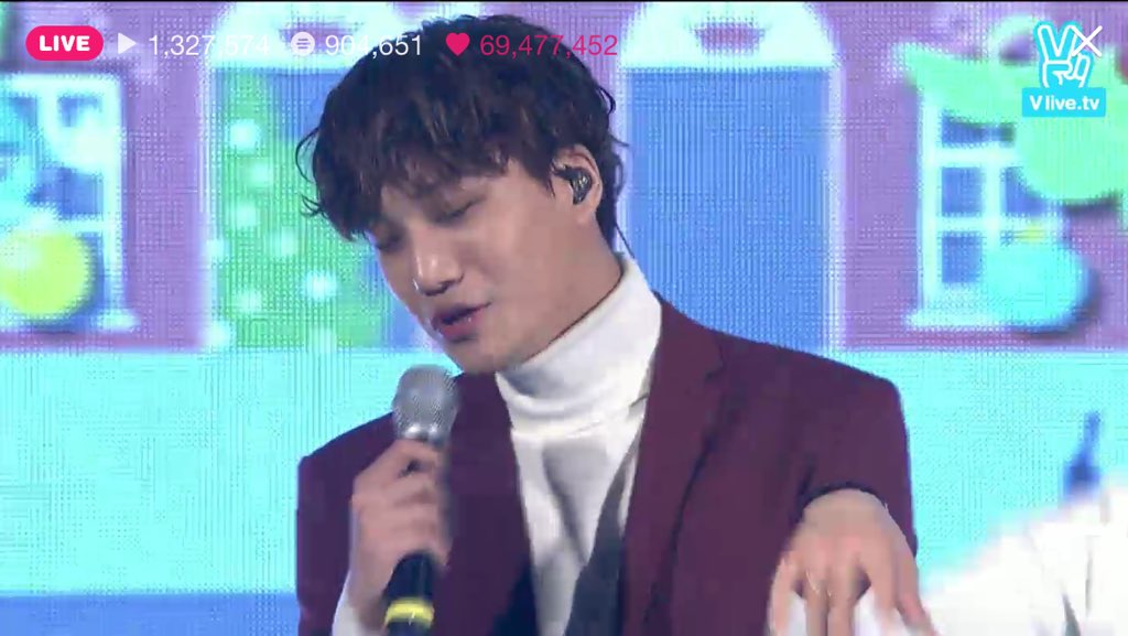 kyungsoodyodo's tweet photo. 151012 #EXO #SingForYou #ComebackStage at Lotte World  💕💕💕 "Unfair" Performance Stage (Last) https://t.co/YT6aYj4EUp