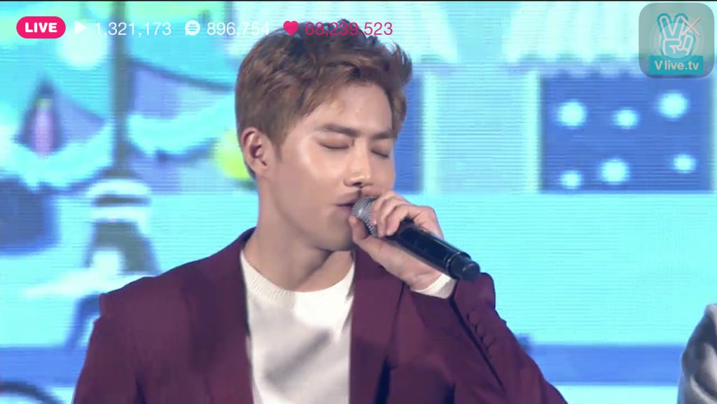 kyungsoodyodo's tweet photo. 151012 #EXO #SingForYou #ComebackStage at Lotte World  💕💕💕 "Unfair" Performance Stage (Last) https://t.co/SnltRP29Tw