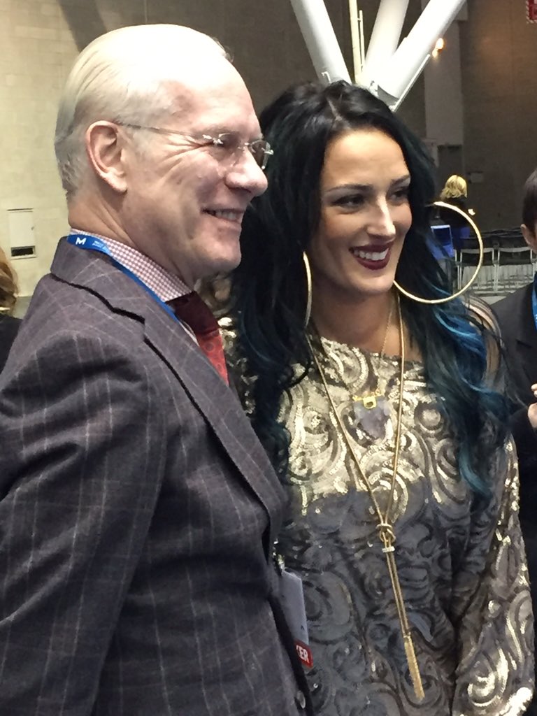 bfrogameni26's tweet image. What a great night!! @_KellyDempsey_ @TimGunn #teamfannypack #designerkelly @HouseofCcuoco