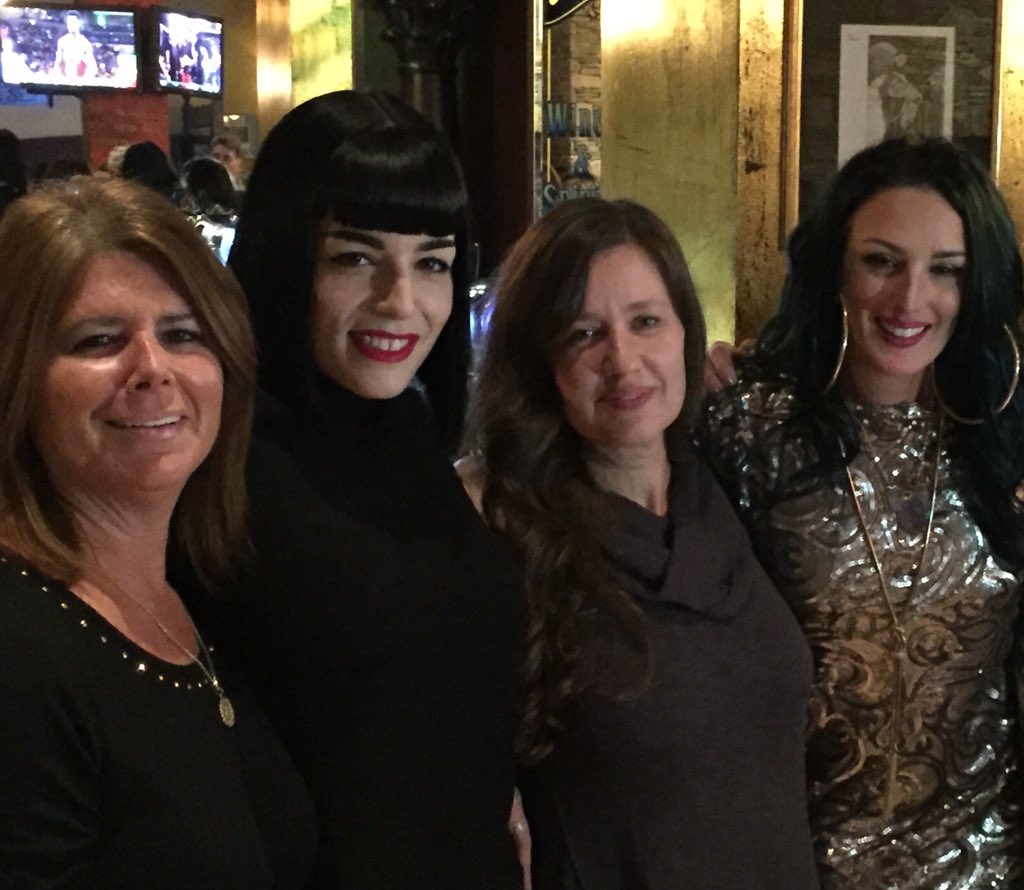 bfrogameni26's tweet image. What a great night!! @_KellyDempsey_ @TimGunn #teamfannypack #designerkelly @HouseofCcuoco