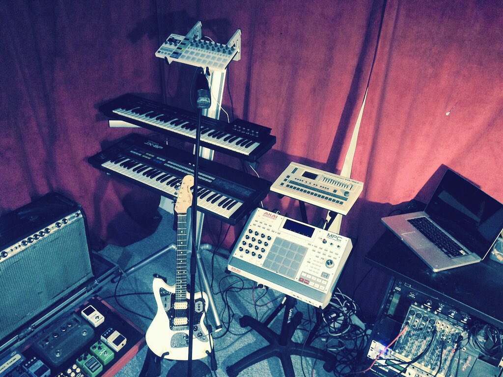 ThePussyclubNr1's tweet image. Live rig @ArturiaOfficial @FenderCustom @Roland_US #JX8P #Juno2  #707 #AkaiMPC @AKGaudio #MD421 @korg_inc #DVP1