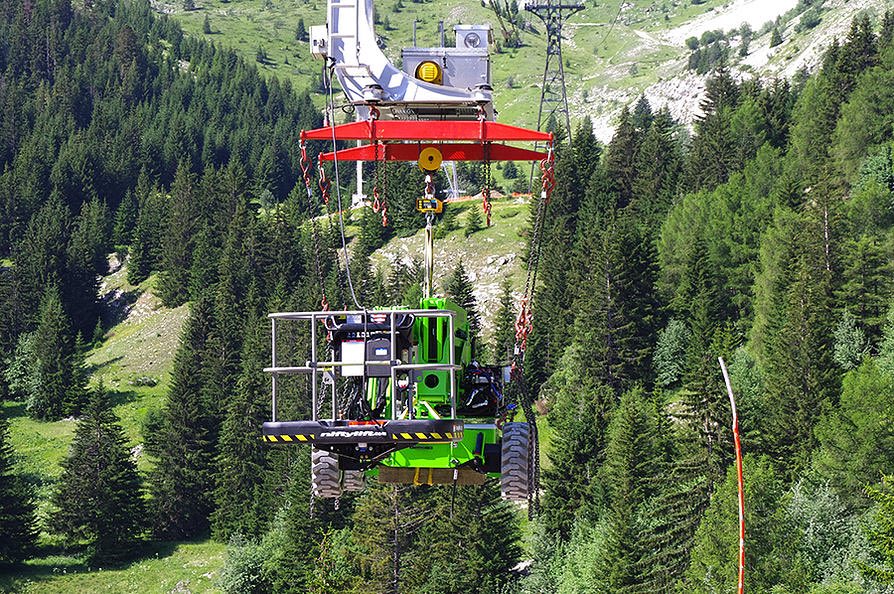 EurosupplyBV's tweet photo. Op wintersport, @NiftyliftWorld zorgt dat het mogelijk is#hoogwerker#niftylift https://t.co/7pPDgNY4ho