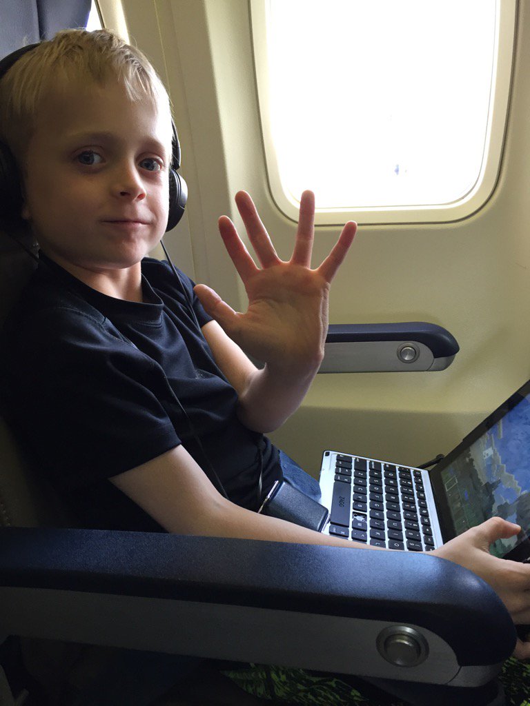 WillSeel's tweet photo. Sharing my iPad with my traveling buddy on @SouthwestAir #12DaysofLUV #contestday https://t.co/Xr4Ob6nEjI