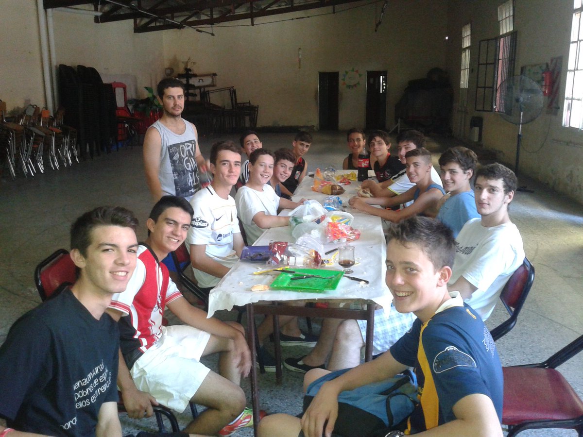 VelocidadF's tweet photo. Cadetes y menores almorzando en en club ⚽⚡⚡ https://t.co/o0MVI0s5AA