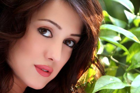 فتينه وياك ما مقصود فتنه
جميل انت ونلاحظ بيك فتنه
على ديارك حبيب الروح فتنه
فات الگلب ودالك تحيه
♡♥البرنس♡♥