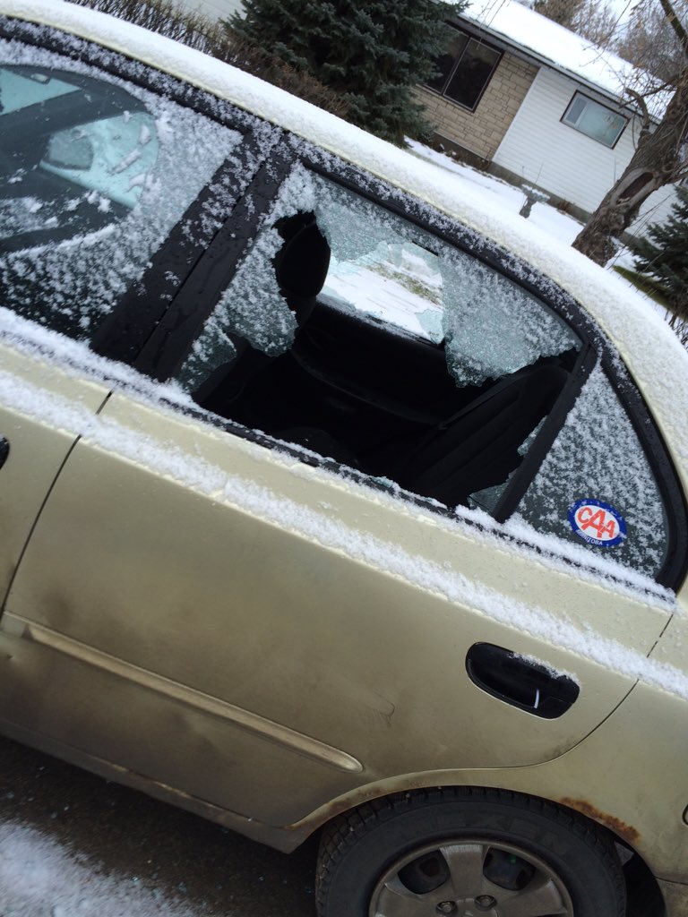 MonicaTetrault2's tweet photo. Morning surprises😁😁 #smashedwindows https://t.co/QuXYFEjQa8