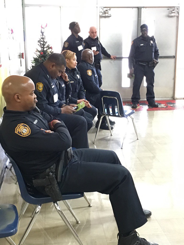 hmehawks's tweet photo. Way to represent @mpdMemphis! They came out in full force to #ReadAroundTheChristmasTree #copsrock #hmehawksrule https://t.co/VJvSUtEmMs