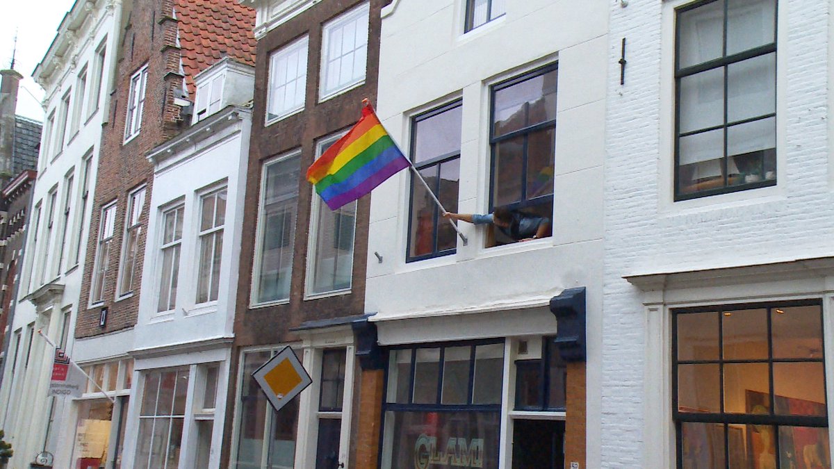 Het Zeeuwse COC hangt de regenboogvlag uit voor roze agenten. Maar het had eerder gemogen... omroepzeeland.nl/nieuws/2015-12…