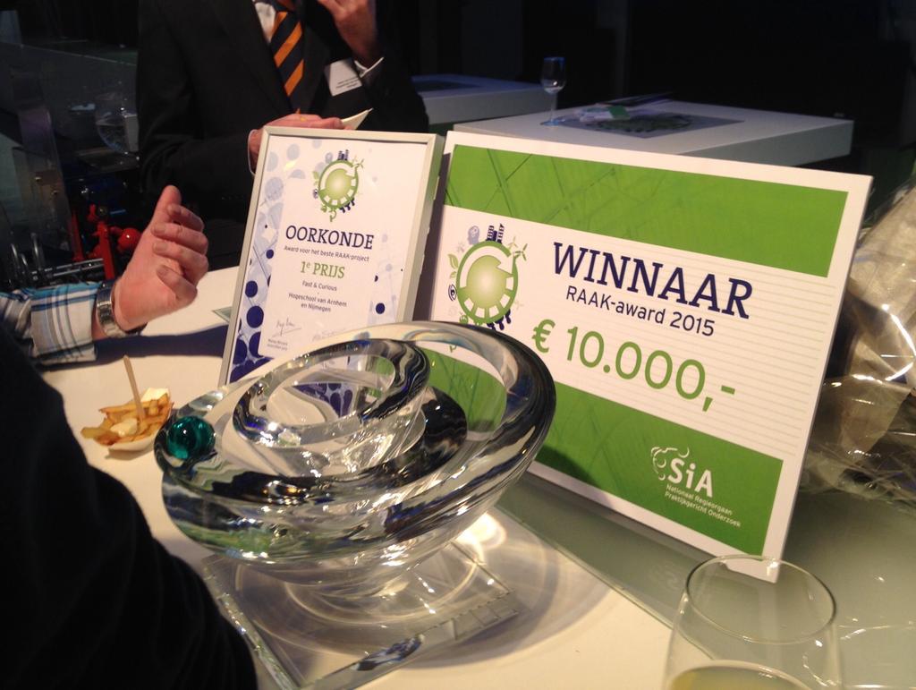 AkronLeiden's tweet photo. De prachtige award, oorkonde &amp; cheque voor de winnaar! #raakaward #siacongres https://t.co/4MuQQupnyx