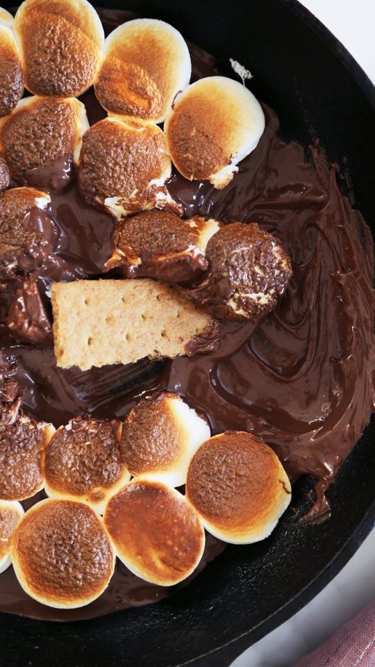 thekitchn's tweet photo. You need this @NutellaUSA skillet s’mores right now. Trust: https://t.co/sH6ltRlNWu https://t.co/fMghkGdpGV