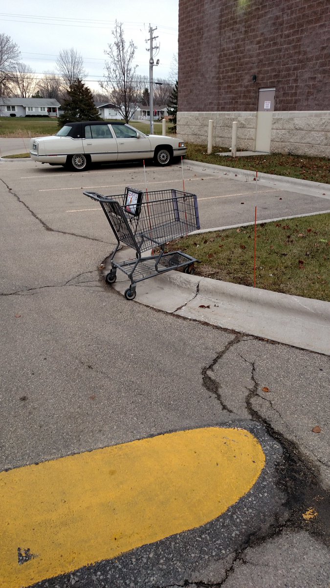 Tom_GPG's tweet photo. @DrunkAtdisney I didn't think Florida residents visited Wisconsin this time of year. #CartReturn https://t.co/QEdGTjJaJG