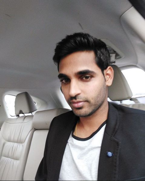 Bhuvi_Army's tweet photo. @BhuviOfficial Quick Selfie In His Car. #TeamIndia @SunRisers #BhuviArmy #Bhuvi https://t.co/oGXh2TTGHO