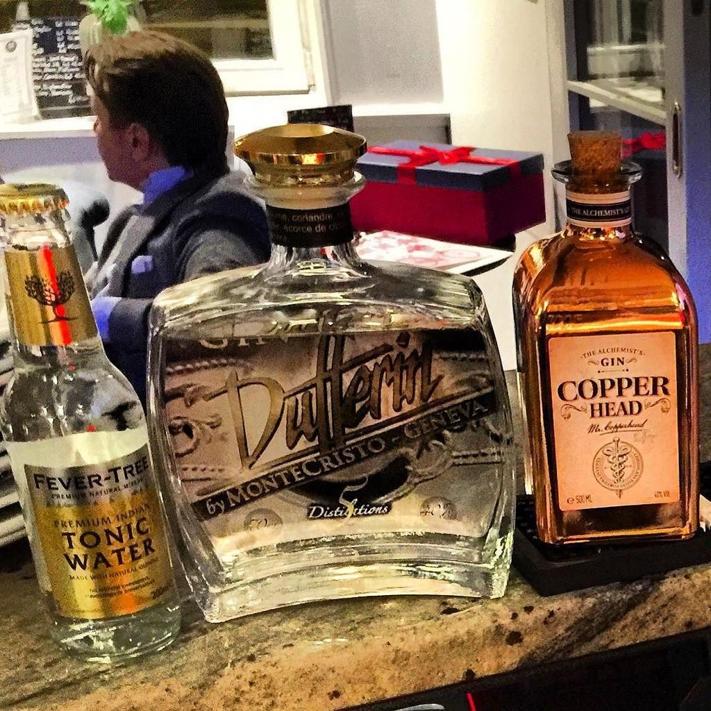 #ficadica #igers #igram #igrammers #drinks #tonic #gintonic #suisse #xmas <a href="/dufferingin/">Dufferin Gin</a>
