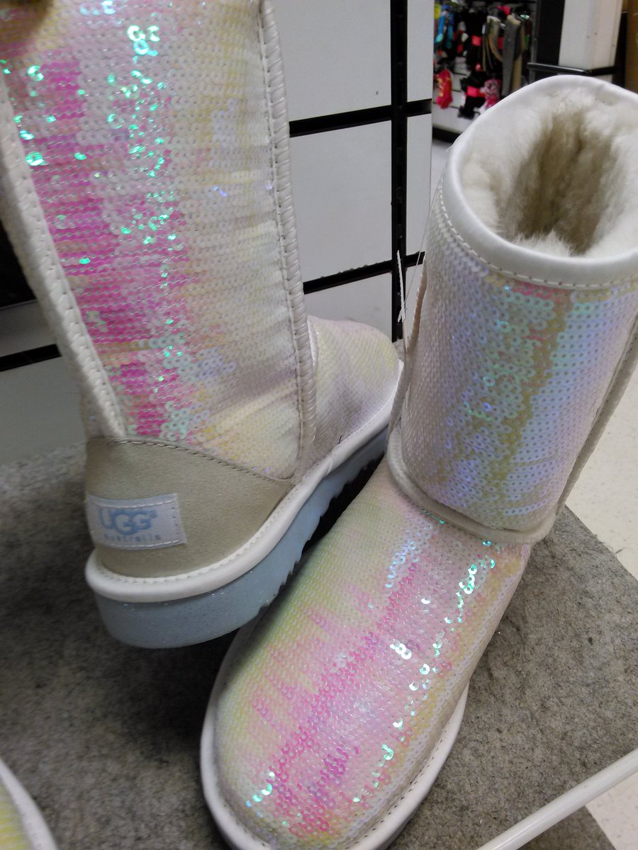 rashellmunoz's tweet photo. Princess uggs! @UGGaustralia @IHeartUGG 💙💋👑👀 they sparkle like my tiara;) my version of the glass slipper! https://t.co/MbNBGtEQpp