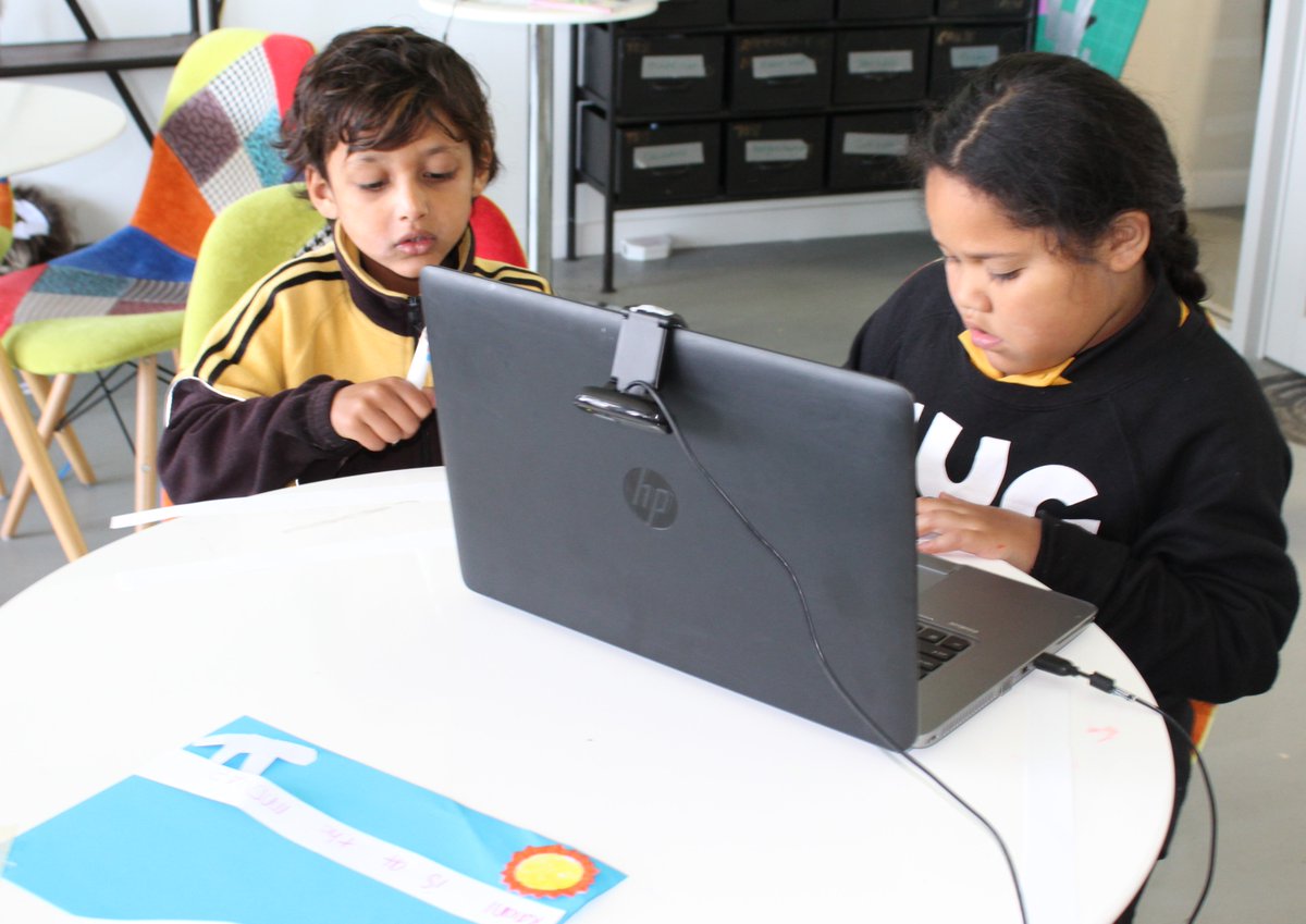 _academyEX's tweet photo. Great to have #AwapuniSchool as our last groups for 2015, telling #SunSmart stories with #Animation and #Coding https://t.co/U6qmHbRC76