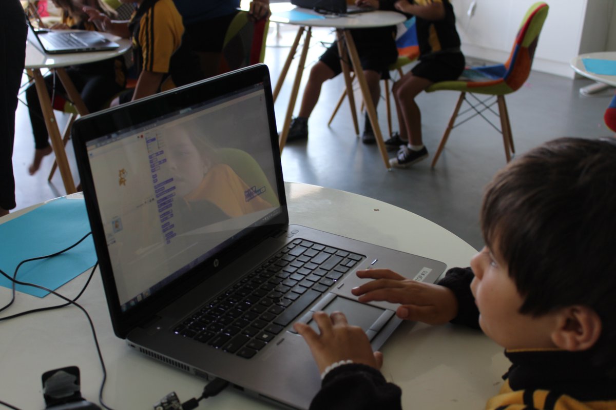 _academyEX's tweet photo. Great to have #AwapuniSchool as our last groups for 2015, telling #SunSmart stories with #Animation and #Coding https://t.co/U6qmHbRC76