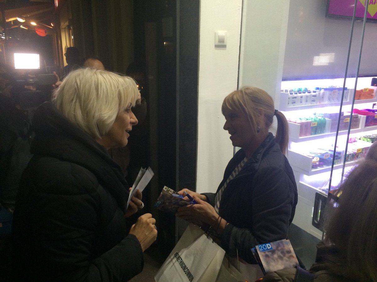 ppcadiz's tweet photo. Trasladamos nuestras propuestas a los vecinos de La Línea.Paseo electotal con @teofila_es @maciasalcalde @PP_LaLinea https://t.co/wk4Eko9kgC