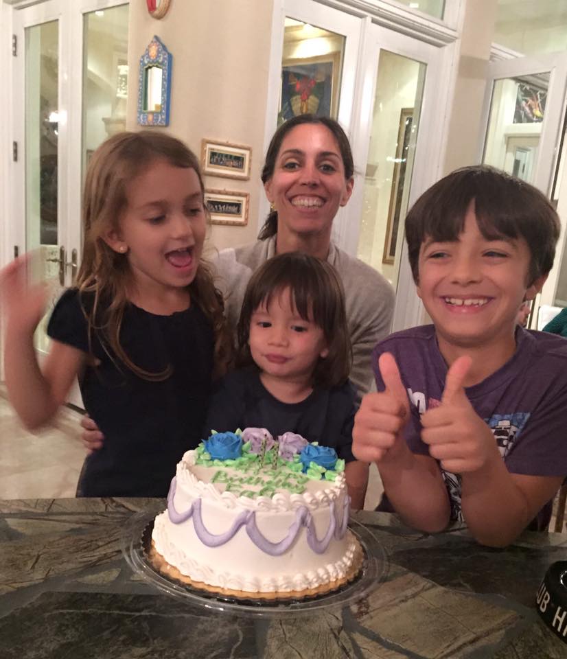 Nuestra hija Stephanie celebrando su cumpleaños, junto a su sobrina Tina, su hijo Wiley y su sobrino Domenic.👍