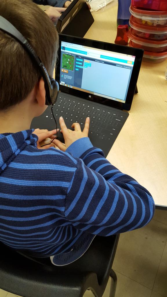 LeanneHemphill's tweet photo. Students participating in #HourOfCode #ecsdawesome @StClementECSD https://t.co/gnnySNGfaL