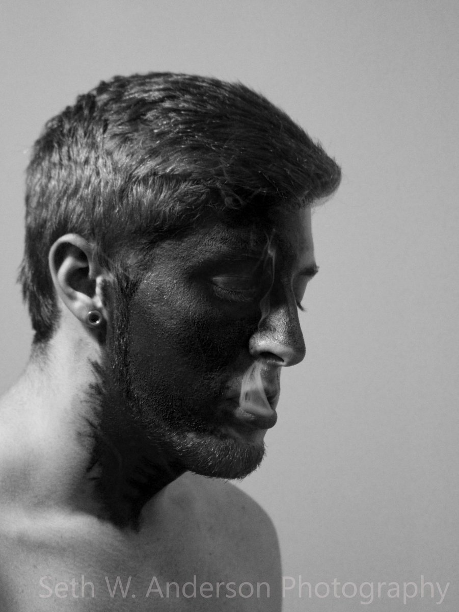 SethAnderson13's tweet photo. 📷✔ #photography #blackandwhite #blackandwhitephotography #photographer #smoke #makeup #by #me #selftaught https://t.co/3v7XxzdfOV