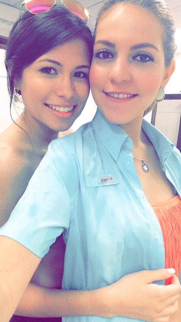 CPlesage's tweet photo. Sister from another mister👯 #brouu #laextrañomara @evlynspacheco https://t.co/xJapzvvNC7