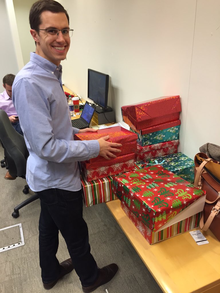 EYNads's tweet photo. #AuditorProud to be giving back to the community at EY #EY #EYCanada #LoveWhatsInside @shoeboxcanada https://t.co/uxZjBB7z3x
