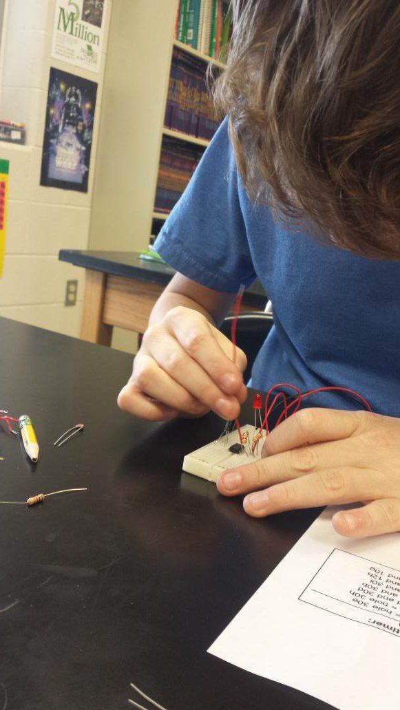 wcr2middle's tweet photo. Students in 7th grade science are engaged in the hands on building of circuits during their unit on electricity. https://t.co/NHjOLdmG30
