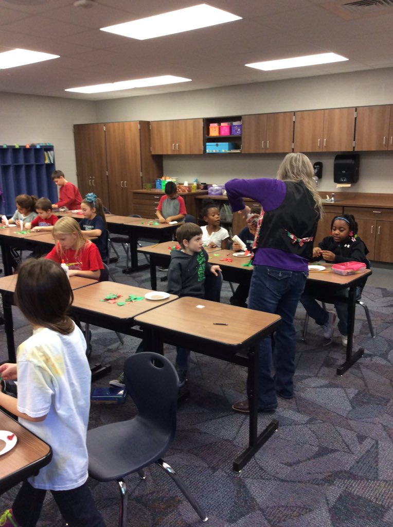 MrsSchlecta's tweet photo. Chris from the Alcott Arts Center is in our room helping us make a holiday wreath!! #proud2bog #turnerusd202strong https://t.co/fpLI6hsc8j