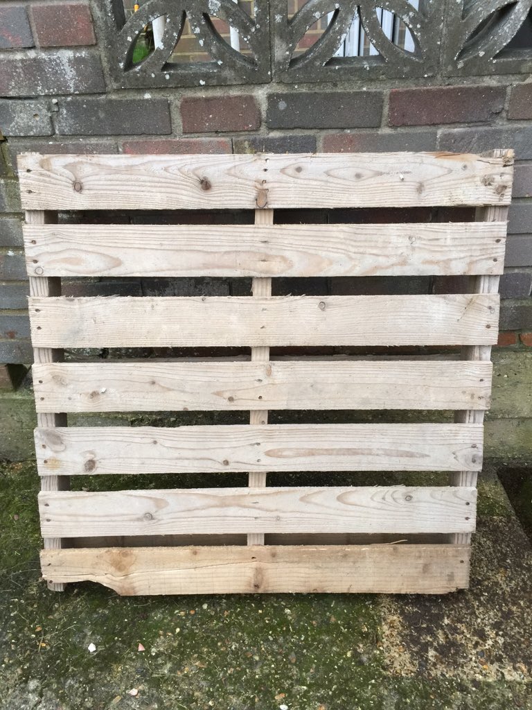 ReformdPlastics's tweet photo. Grab an unwanted pallet &amp; make yourself a couple of #Xmas trees! Just a saw, hammer, a few nails &amp; paint required :) https://t.co/xo1vnssJW3