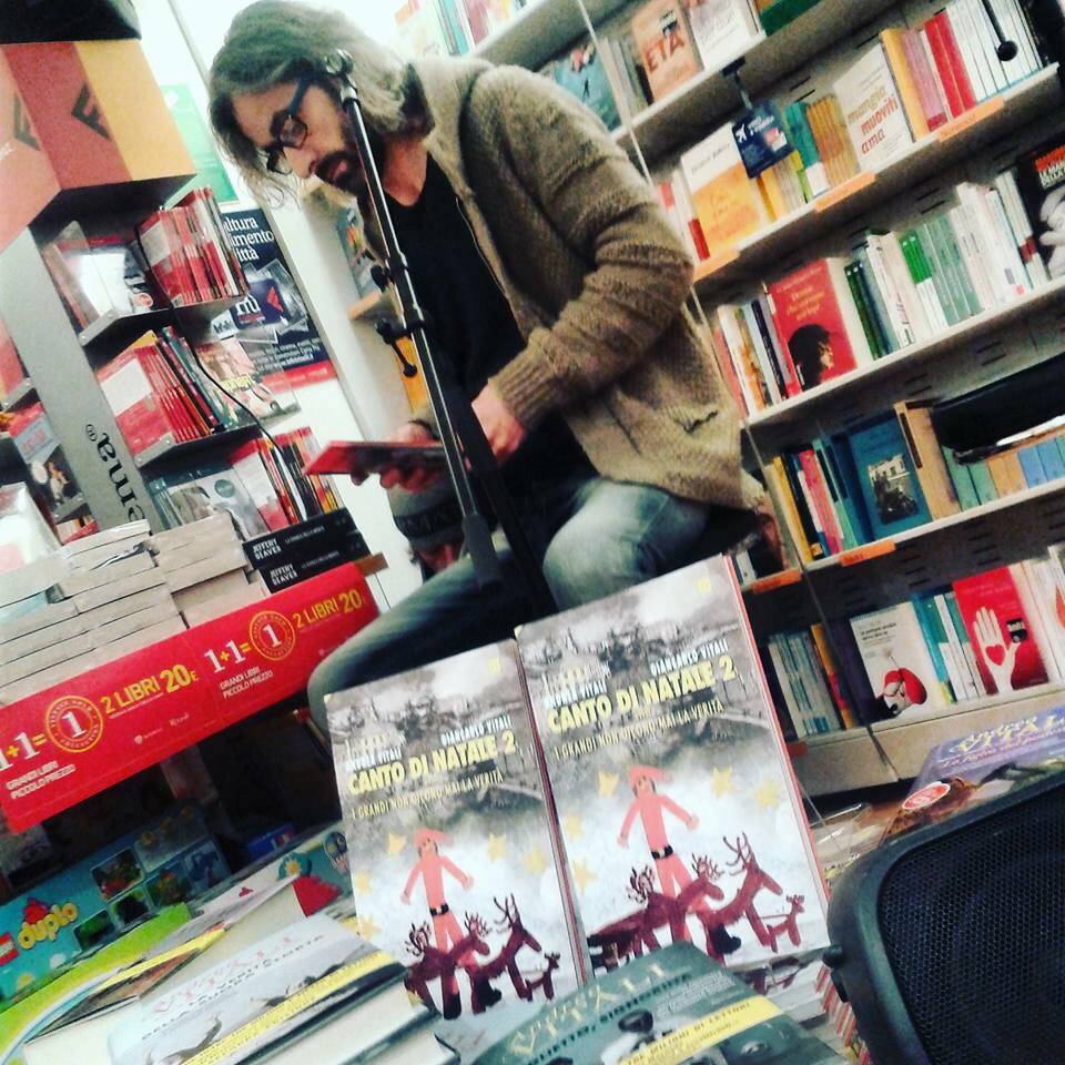 GioMagatti's tweet image. Fra pochissimo Andrea Vitali e i @SULUTUMANa cantano Natale a @LaFeltrinelli Grazie a @Parolario e @Cinque_sensi