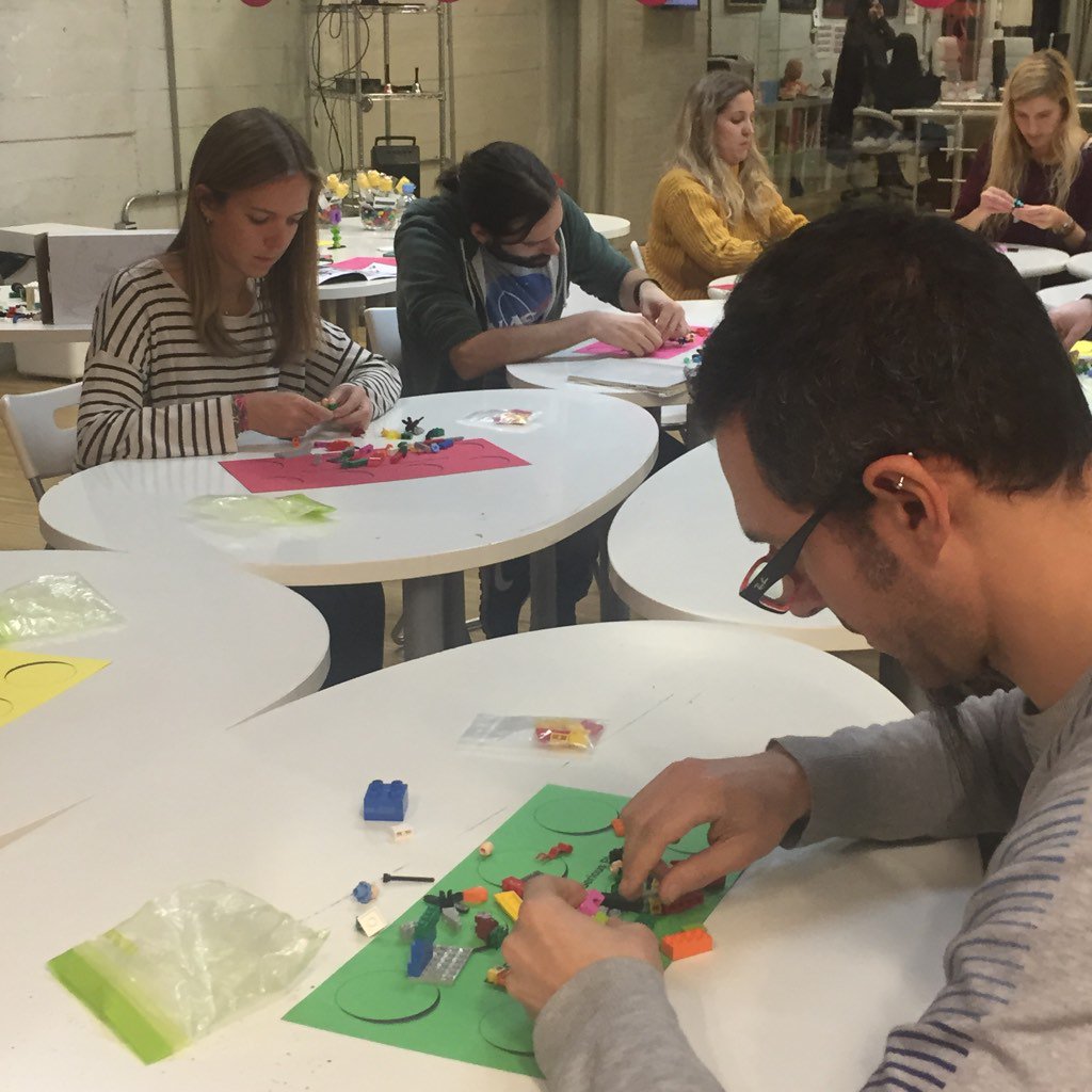 Manos a la obra! Construyendo un modelo de #findesemanaperfecto con piezas de #LEGO