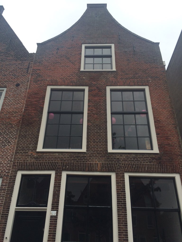 marvin_dool's tweet photo. Opgestart. Vervangen metselwerk de top bovenkant raam. Verkeerde samenstelling mortel. #rijksmonument in Leiden https://t.co/q9Lcu2lT09