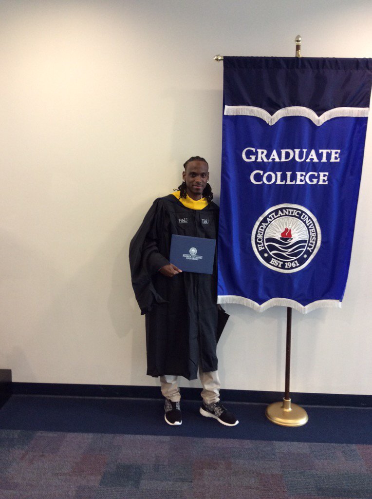 FAUGradCollege's tweet photo. Congrats to Joe Dixon for earning his Master of Science in Chemistry 🎉🎓 #FAU15 https://t.co/pubjdIAIVi