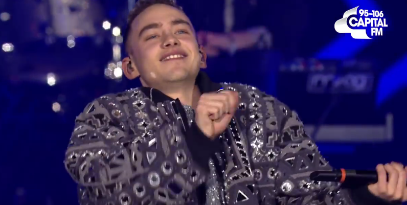 YearsScreencaps's tweet image. i'm addicted to u. don't u know that u're toxic? (live at jingle bell ball 2015)