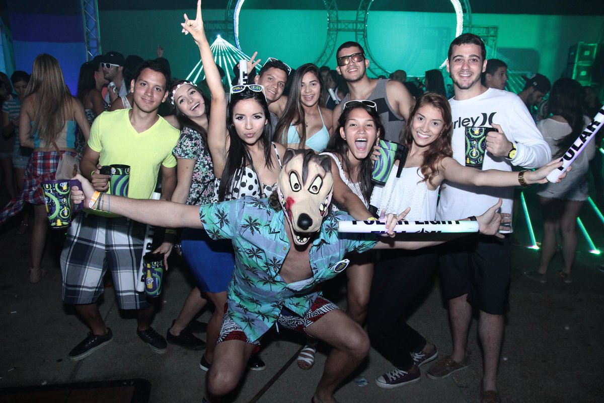 PolarLightVE's tweet photo. En nuestro último Pool Party vivimos tremendo RumbÓN, por eso cuéntanos: en la foto ¿Cuántos vasos Polar Light ves? https://t.co/aYFmViAViq