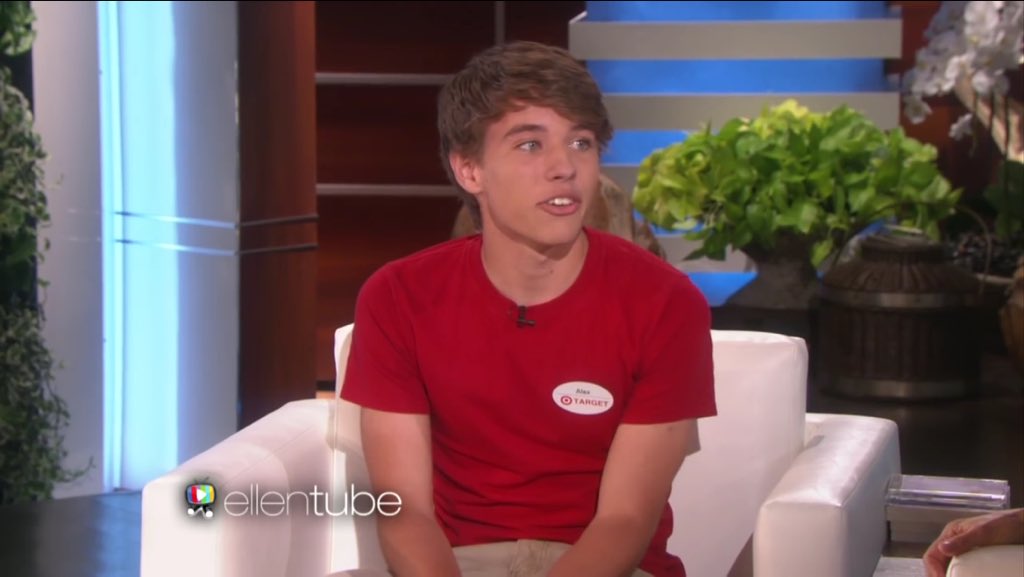 Niallbaeme's tweet photo. Watching @acl1633 on @TheEllenShow again for like 50 time 😂 ❤️❤️ https://t.co/zcGNIQStlP