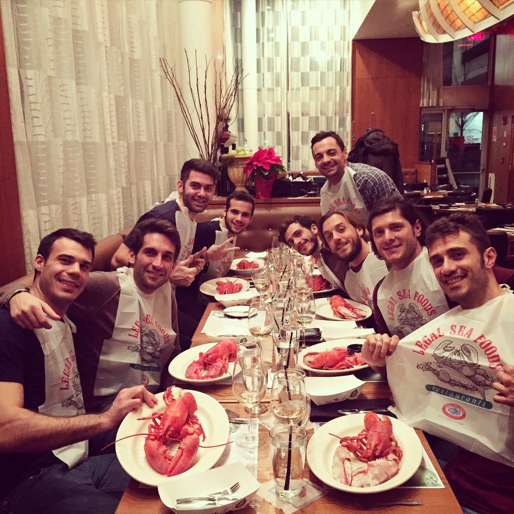aldomontano0586's tweet photo. Serata a Boston aragosta &amp; rissa grande abbuffata con imprevisto finale https://t.co/azekT6a8tY