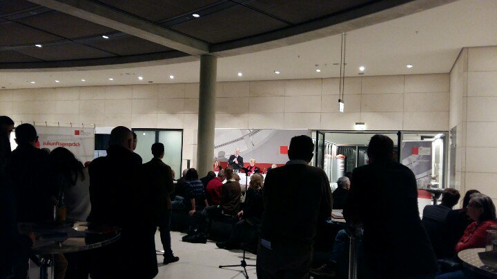 Gerade bei einer Diskussionsrunde der #spdbtf: ab nächster Woche soll am #Lageso nicht mehr nachts gewartet werden