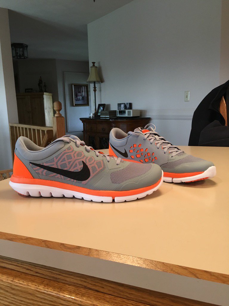 BrandonDellinge's tweet photo. There is no better smell then new shoes, and couldn't resist this color scheme ☺️ #Nikeflexrun https://t.co/paXrUSQzCF